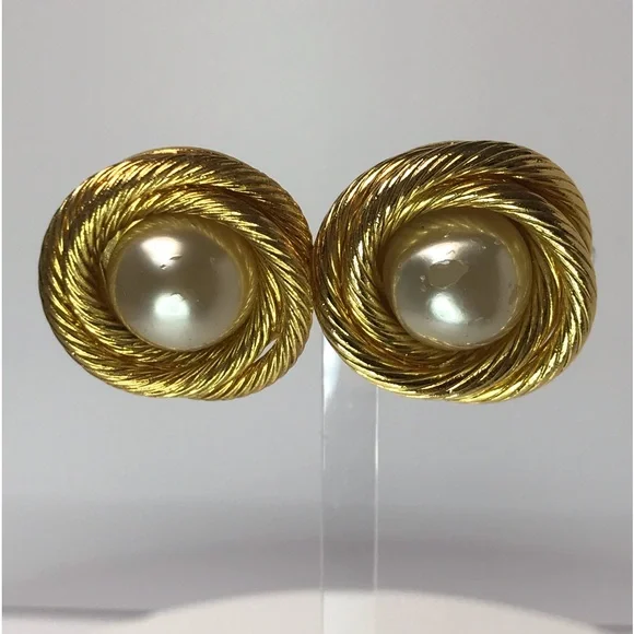 CHANEL 24K Plated Vintage Pearl Earrings ✨🤩 - Picture 5 of 17